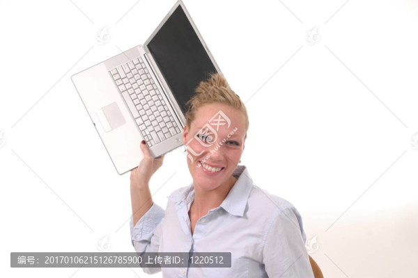 女人把筆記本電腦