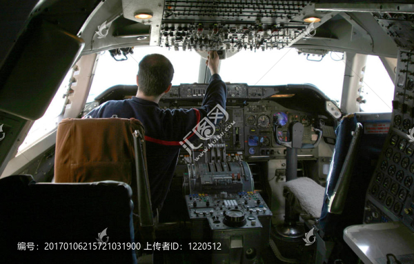 飛行員在控制