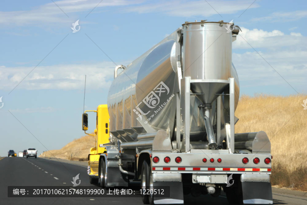 道路上的油罐車