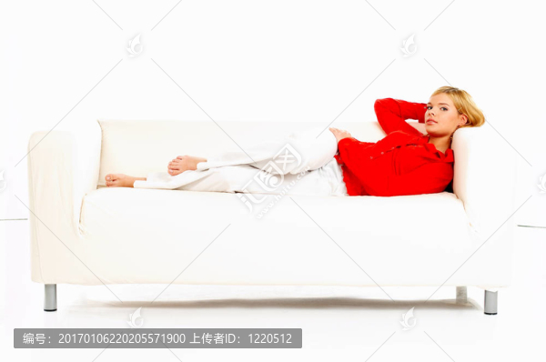 女人在沙發(fā)上