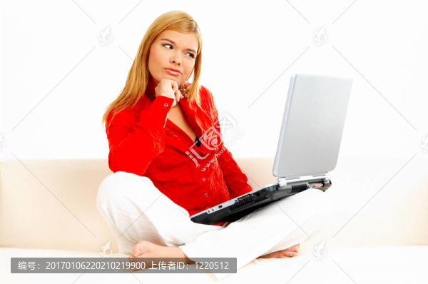 女性在沙發(fā)上的筆記本電腦