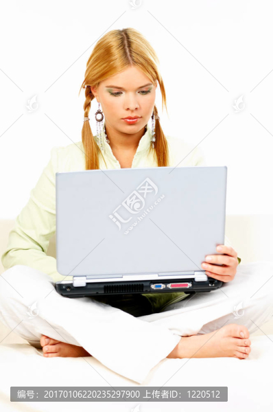 美女與筆記本電腦