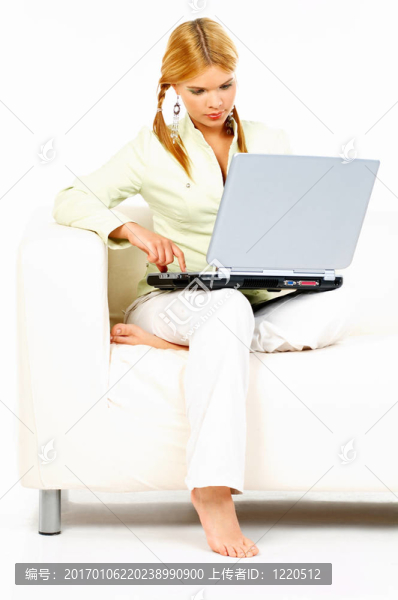 美女與筆記本電腦
