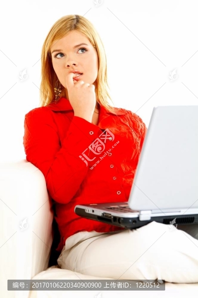 女性在沙發(fā)上的筆記本電腦