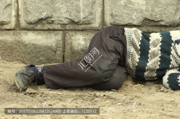 無(wú)家可歸的人在街上睡覺(jué)