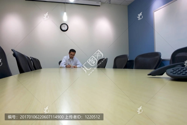 在會議室里簽署一份文件