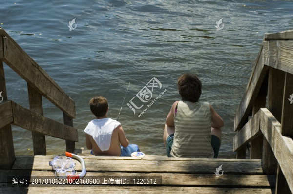 媽媽和兒子釣魚