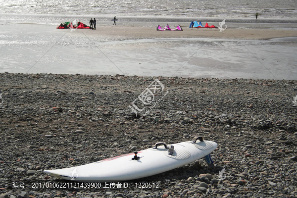 沙灘上的風(fēng)箏板-匯圖網(wǎng) www.fosd68.com 沙灘上的風(fēng)箏板
