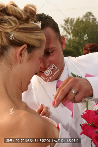 新郎拿出一些玫瑰-匯圖網(wǎng) www.fosd68.com 新郎拿出一些玫瑰