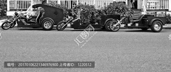三黑色和白色的三輪車