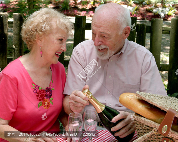 野餐老年人-愛(ài)的凝視-匯圖網(wǎng) www.fosd68.com 野餐老年人-愛(ài)的凝視