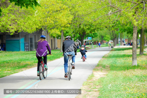 騎自行車在公園