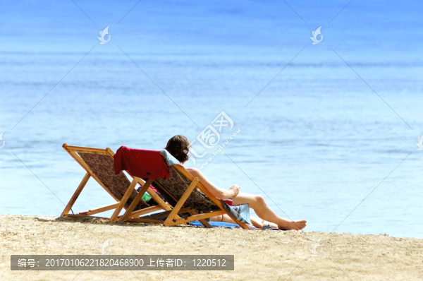 海灘上的夫婦