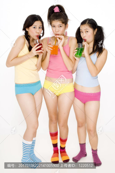 女孩喝酒