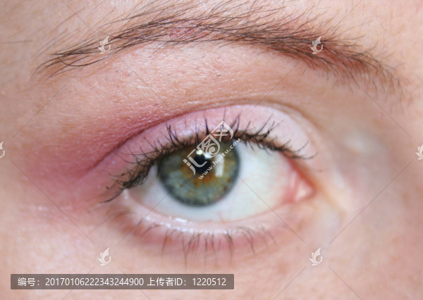 綠色眼睛的女孩