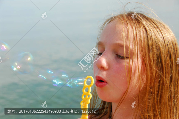 女孩吹泡泡