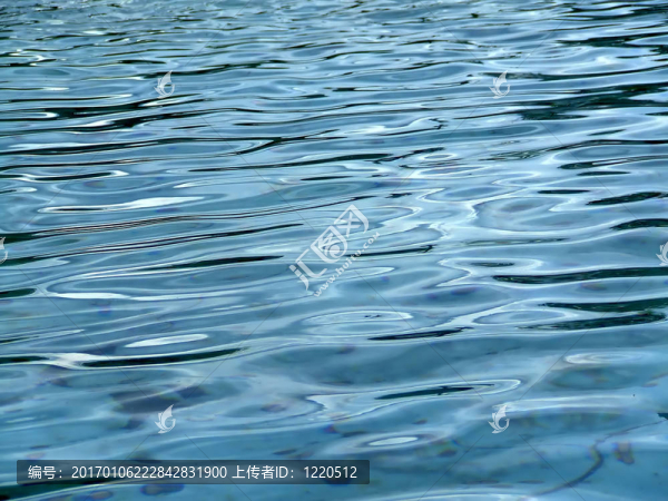波浪的水面