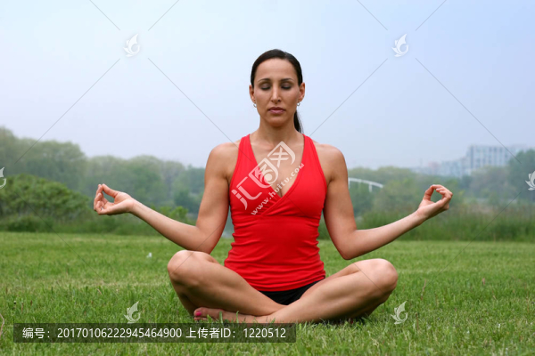 美麗的黑色的瑜伽教練