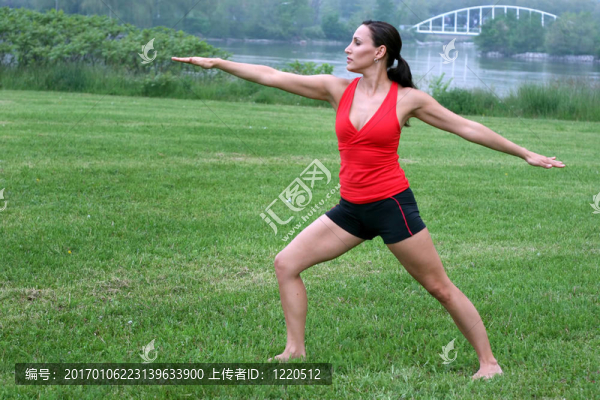 美麗的黑色的瑜伽教練