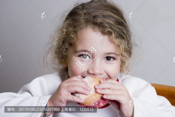 可愛的小女孩吃三明治