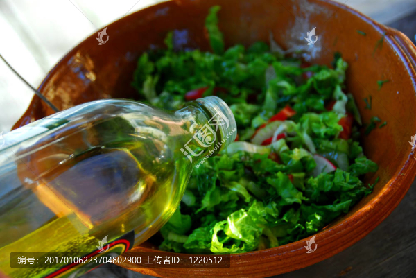 花園沙拉和橄欖油