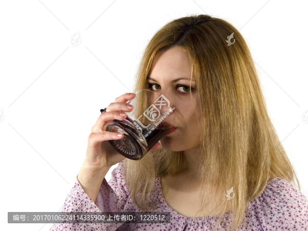 喝酒的女孩