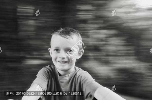 旋轉(zhuǎn)的男孩2-匯圖網(wǎng) www.fosd68.com 旋轉(zhuǎn)的男孩2