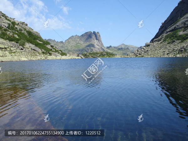 山上的湖