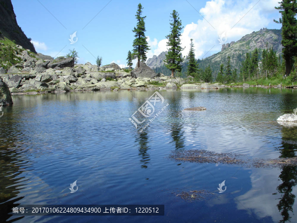 山上的湖