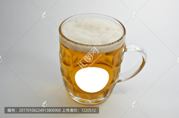 白色有標簽的啤酒杯