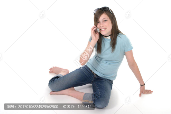 年輕的少女在談?wù)撌謾C1