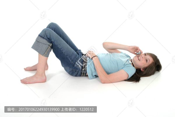年輕的少女在談?wù)撌謾C4