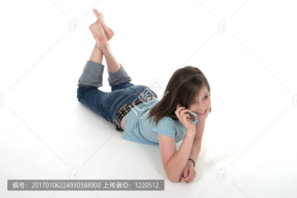 年輕的少女在談?wù)撌謾C(jī)5