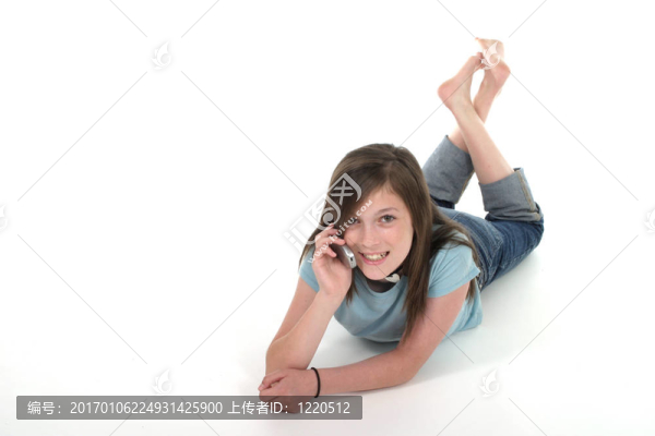 年輕的少女在談?wù)撌謾C9