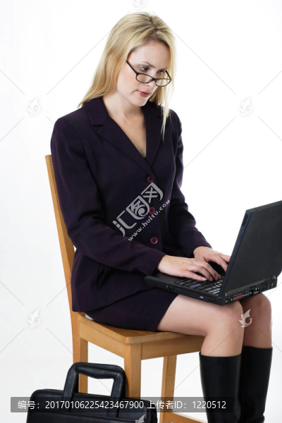 在筆記本電腦上工作的女人