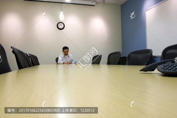 商人在一個(gè)會(huì)議室