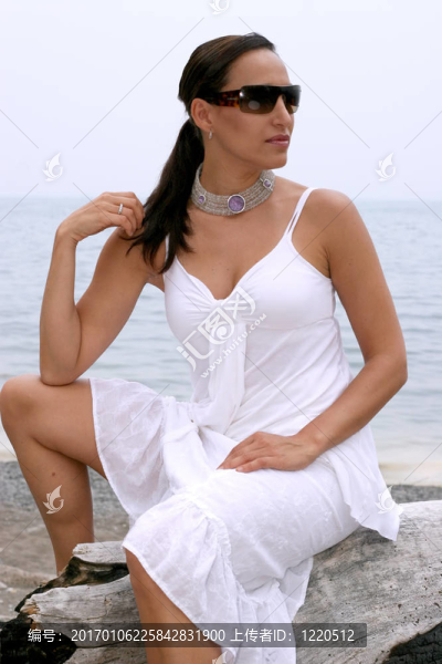 海灘上的美麗的女人