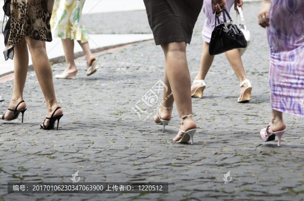 女性走