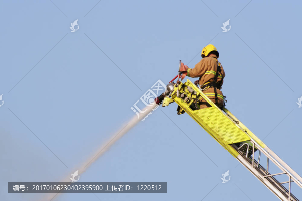 消防隊員滅火