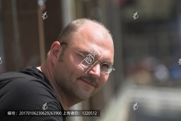 在陽光明媚的日子里英俊的男人