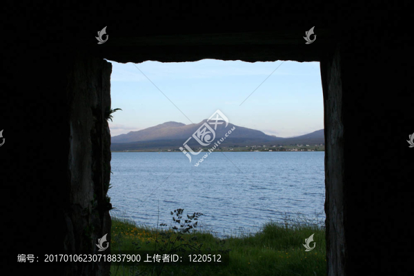 天空之島海岸通過一個窗口