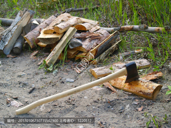 斧頭劈柴-匯圖網(wǎng) www.fosd68.com 斧頭劈柴