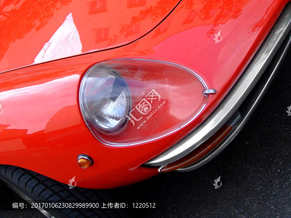 小型紅色運(yùn)動(dòng)車