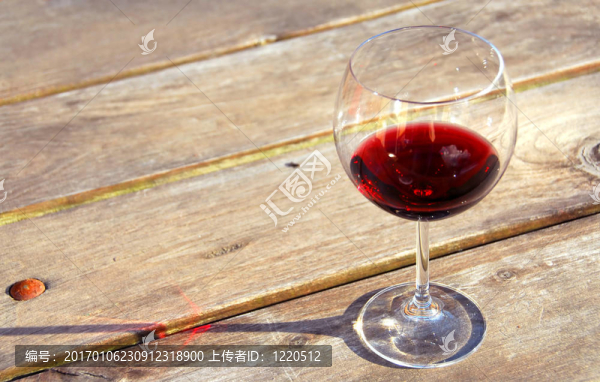 一杯紅葡萄酒