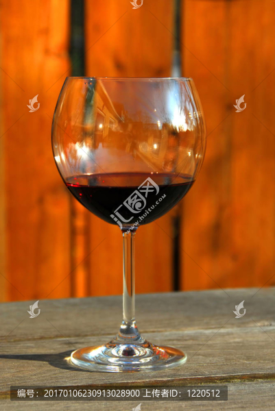 一杯紅葡萄酒