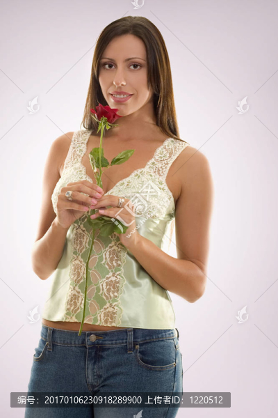 持紅玫瑰的女人
