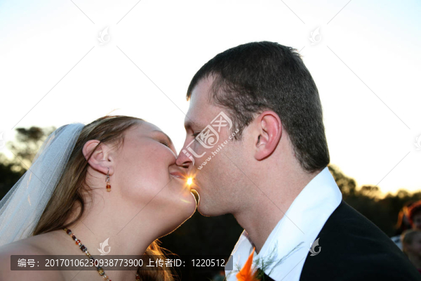 新婚夫婦接吻