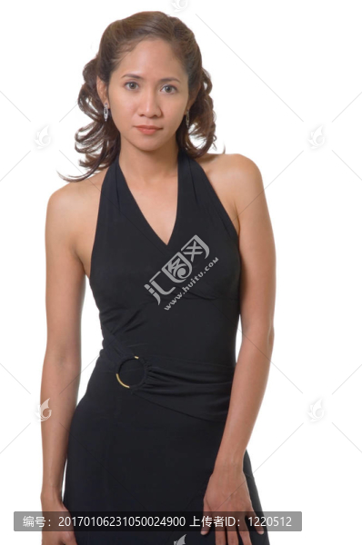 漂亮的女人穿著黑色的裙子