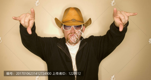 牛仔與舉手