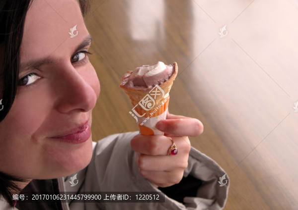 微笑的女人冰淇淋